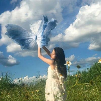 独家爆料：当红小花机场牵手女助理，好友出面澄清，短时间内